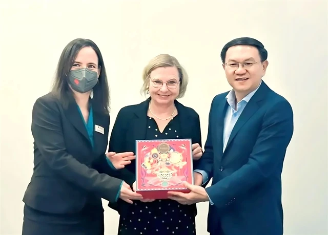 Director of the Department of Information and Communications of HCM City, Lam Dinh Thang (right), presents a souvenir to Claudia Kaiser, Vice President of the Frankfurter Buchmesse (centre), at the Frankfurt Book Fair 2023. (Photo courtesy of the Department of Information and Communications) 