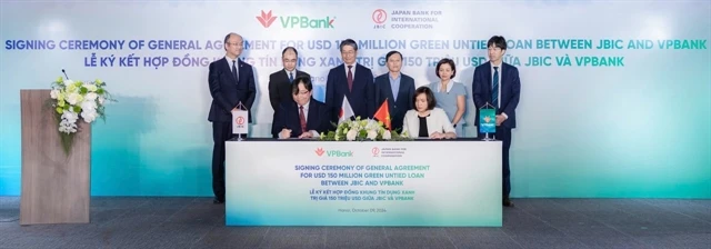 Representatives of VPBank and JBIC sign a green credit contract on October 9 in Hanoi. (Photo courtesy of VPBank) 