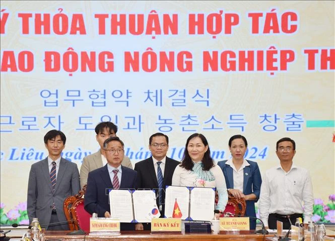 At the signing ceremony of a cooperation agreement between Bac Lieu and Uiseong county, Gyeongsangbuk-do province on sending local labourers to the RoK to work seasonally under the form of locality-to-locality collaboration between the two countries in the 2023 - 2027 period. (Photo: VNA)