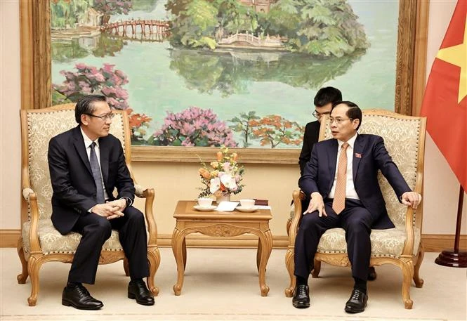 Deputy Prime Minister and Minister of Foreign Affairs Bui Thanh Son (R) and Lao Minister of Energy and Mines Phosay Sayasone at their meeting on October 21 (Photo: VNA)