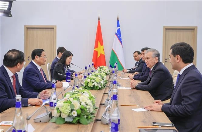 Prime Minister Pham Minh Chinh (second, left) at his meeting with Uzbekistan’s President Shavkat Mirziyoyev (second, right) in Kazan, Russia, on October 24 (local time) on the sidelines of the expanded BRICS Summit. (Photo: VNA)