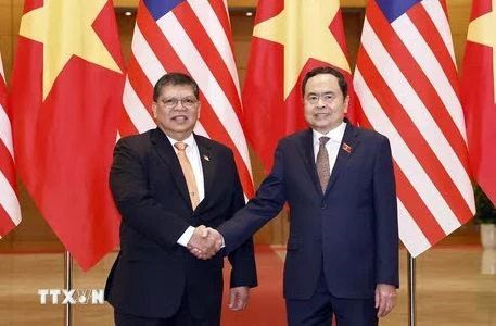 National Assembly Chairman Tran Thanh Man (R) and Speaker of the Malaysian House of Representatives Tan Sri Dato' Johari Bin Abdul. (Photo: VNA)