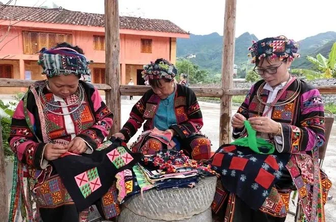 Women of the Lo Lo ethnic group in Ha Giang province skillfully embroider intricate patterns on traditional clothing. (Photo: VNA) 