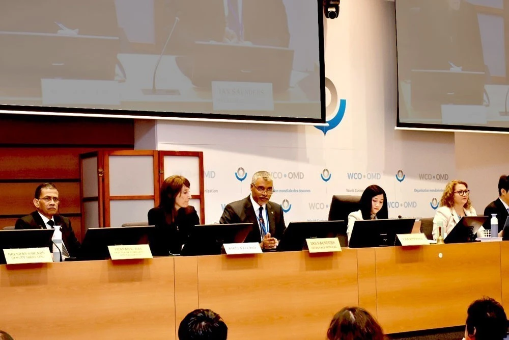 Nguyen Thi Vinh Hoa (4th from left), Counselor of the Vietnamese Embassy in Belgium and Representative of Vietnam Customs to the World Customs Organisation, chairs the session. (Photo: VNA).