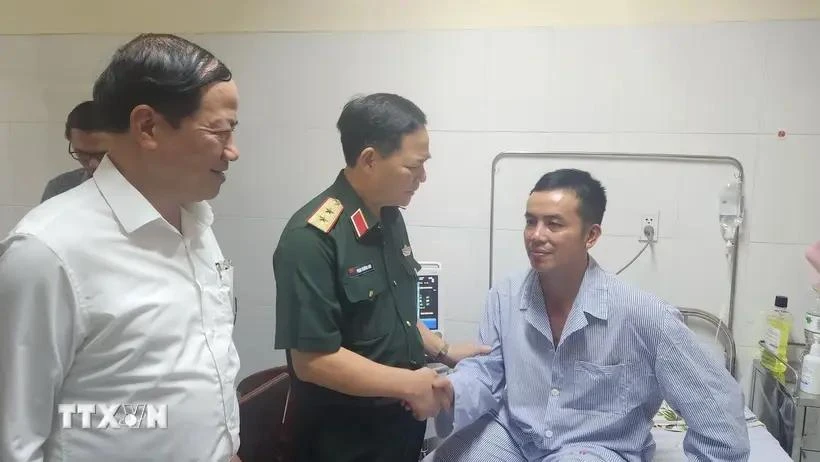 Lieutenant General Pham Truong Son visits Senior Lieutenant Colonel Nguyen Hong Quan, chief flight instructor of Air Force Regiment 940 and one of the two pilots involved in the plane crash, at the hospital on November 7. (Photo: VNA)