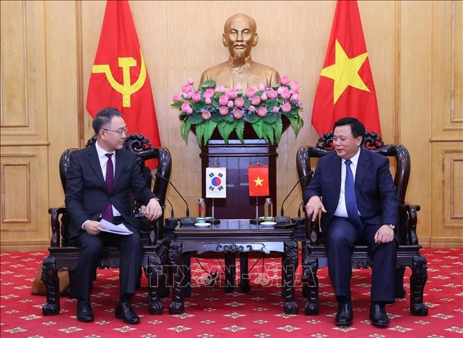 Politburo member, President of the Ho Chi Minh National Academy of Politics (HCMA), and Chairman of the Central Theory Council Nguyen Xuan Thang (R) and President of the Republic of Korea's National Human Resources Development Institute (NHI) Kim Chae-Hwan in Hanoi on November 7. (Photo: VNA)