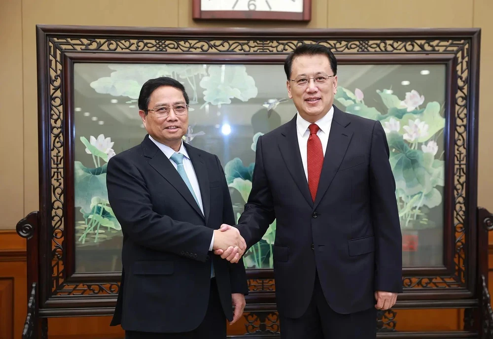 Visiting Prime Minister Pham Minh Chinh (L) and Yuan Jiajun, Politburo member of the Communist Party of China (CPC) Central Committee and Secretary of the Chongqing Municipal Party Committee, at their meeting on November 8. (Photo: VNA)