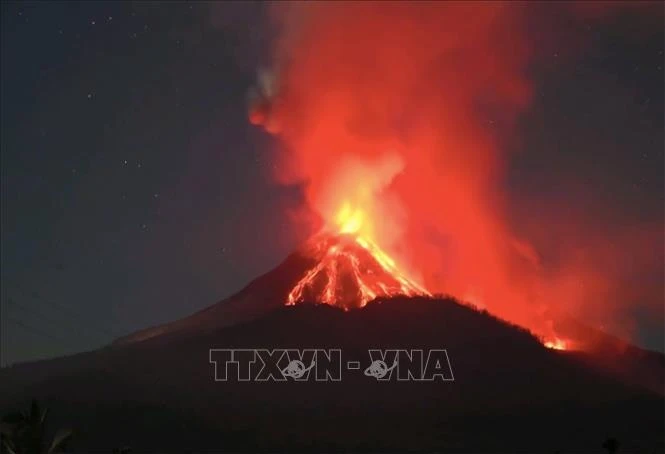 Mount Lewotobi Laki-Laki in East Flores, East Nusa Tenggara province, Indonesia, erupts on November 8, 2024. (Photo: Xinhua/VNA). 