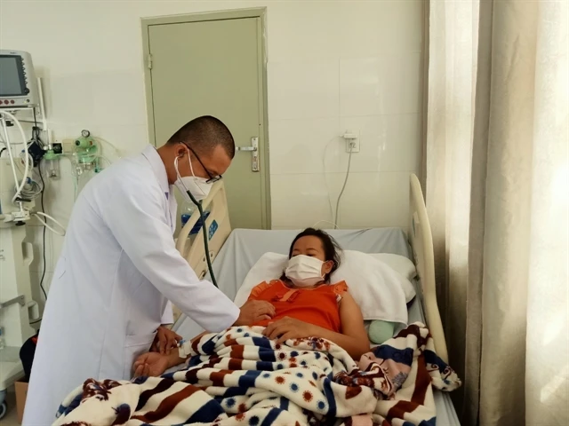 A patient with dengue fever being treated at Ba Ria hospital in Ba Ria-Vung Tau province. (Photo: VNA) 