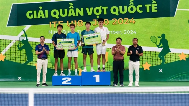 Pham La Hoang Anh and Duong Hoang Cuong of Vietnam on top podium of the ITF – J30 Ninh Binh 1's boys' doubles event. (Photo: VTF)