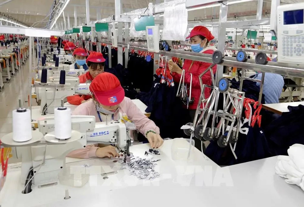 Making products for export at Tinh Loi garment company in Hai Duong province. In this year’s first ten months, Vietnam’s key exports to Cambodia were garment-textile, steel, and petroleum products, among others. (Photo: VNA)