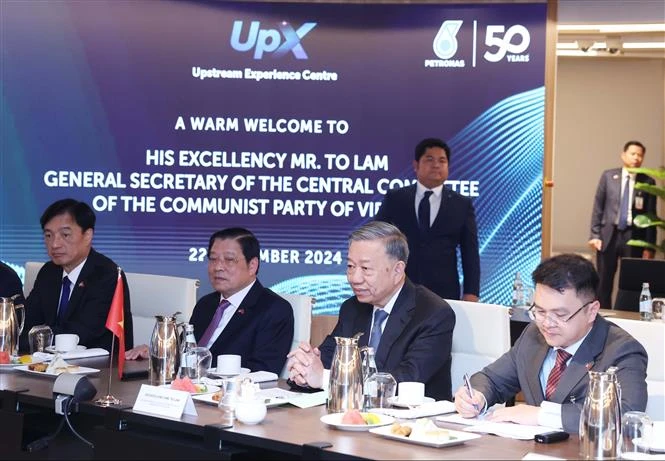 Party General Secretary To Lam at Malaysia’s national oil & gas company (Petronas) in Kuala Lumpur on November 22, part of his official visit to the country. (Photo: VNA)