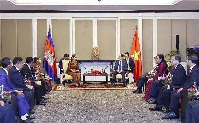 At the meeting between National Assembly Chairman Tran Thanh Man (centre, right) and Samdech Men Sam An, Chairwoman of the Cambodia-Vietnam Friendship Association and Chairwoman of the Cambodia-Vietnam Friendship Parliamentarians' Group, in Phnom Penh on November 23. (Photo: VNA)