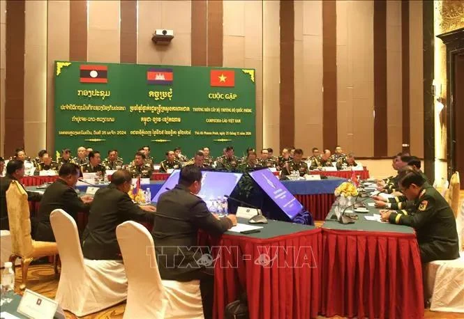 At the Vietnam-Laos-Cambodia annual defence ministerial meeting in Phnom Penh on November 25 (Photo: VNA)