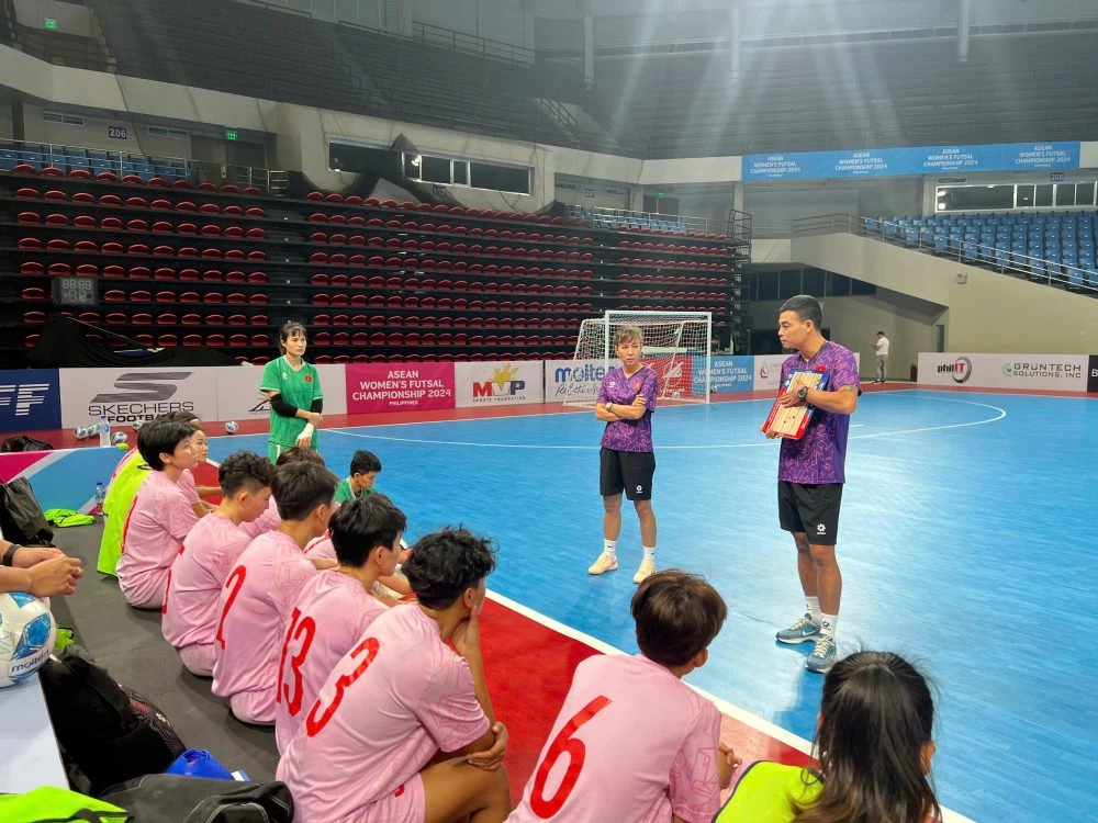 Members of the women’s futsal squad gather for the training on December 2. (Photo: Vietnam Football Federation)