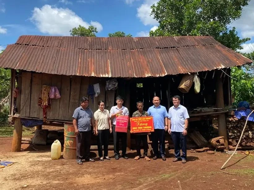 Leaders of Gia Lai province present financial housing support to a poor household in Ia O commune, Ia Grai district, in June 2024. (Source: Gia Lai Newspaper) 