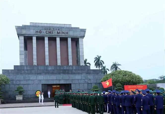 A delegation of the Central Military Commission and the Ministry of National Defence pays tribute to President Ho Chi Minh at his mausoleum in Hanoi on December 14. (Photo: VNA)