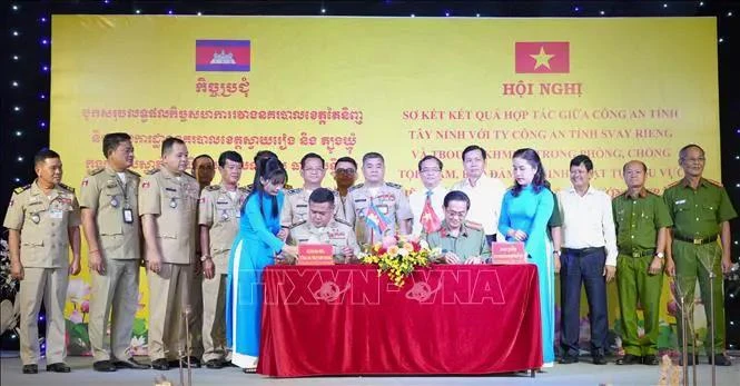 Police of the southeastern province of Tay Ninh and Cambodia’s Svay Rieng province sign a memorandum of understanding on collaboration for the first half of 2025. (Photo: VNA)