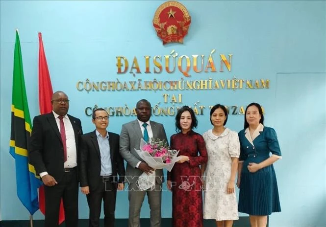 La embajadora de Vietnam en Tanzania, Vu Thanh Huyen, felicitó a Juvenal Sakubu por su nombramiento como cónsul honorario de Vietnam en Bujumbura, República de Burundi. (Foto: VNA)