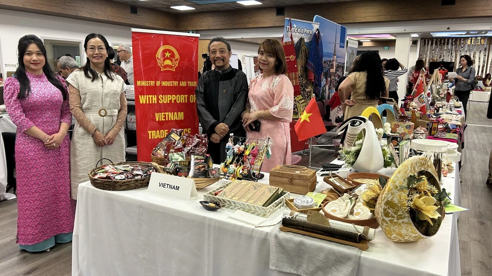 El stand vietnamita en la feria benéfica. (Foto: VNA)