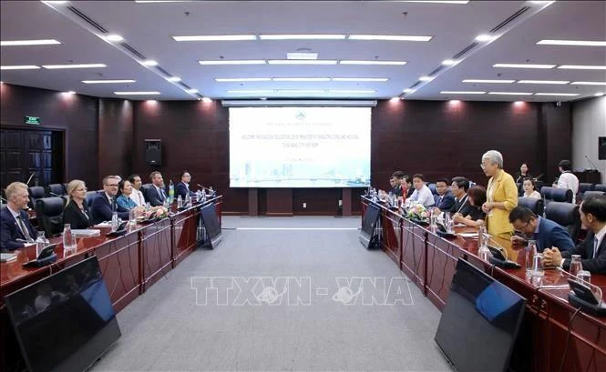 El vicepresidente del Comité Popular de la ciudad de Da Nang, Tran Chi Cuong, recibe al ministro sueco de Infraestructura y Vivienda, Andreas Carlson. (Foto: VNA)