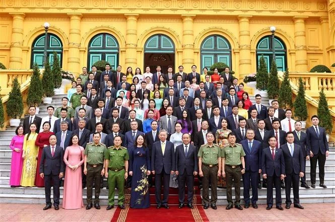 El presidente To Lam se toma una fotografía grupal con funcionarios y personal de la Oficina Presidencial (Foto: VNA)