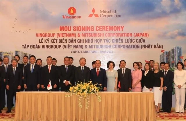 Los representantes posan para una fotografía durante la ceremonia de firma del MoU. (Foto cortesía de Vingroup)