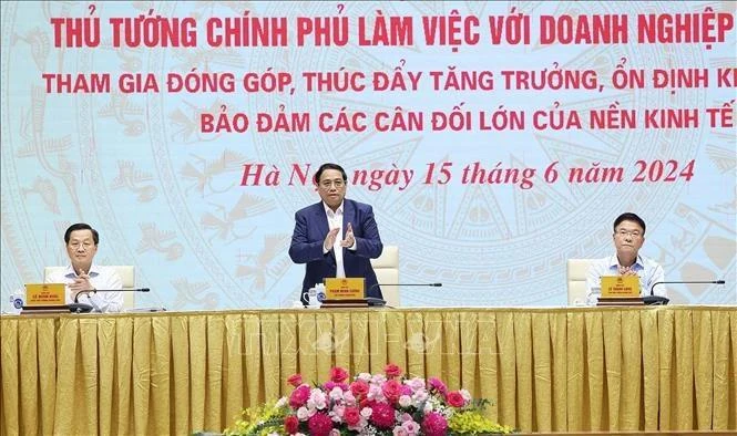 El primer ministro Pham Minh Chinh habla en la reunión con los dirigentes de las empresas estatales (Foto: VNA)