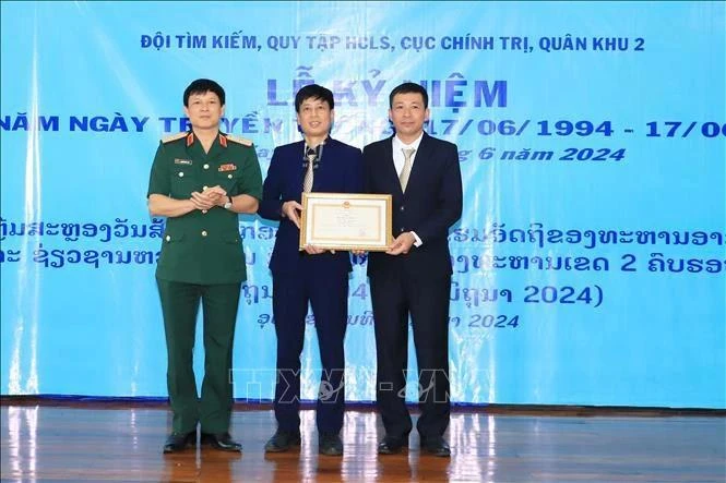 En la ceremonia de conmemoración del 30º aniversario de la fundación del equipo celebrada en la provincia laosiana de Oudomxay. (Foto: VNA)