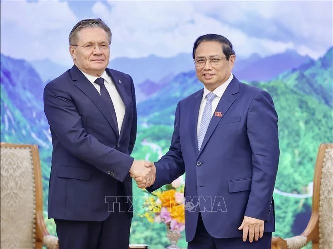 El primer ministro Pham Minh Chinh (derecha) y Alexei Likhachev, director general de la Corporación Estatal de Energía Atómica Rosatom. (Foto: VNA)