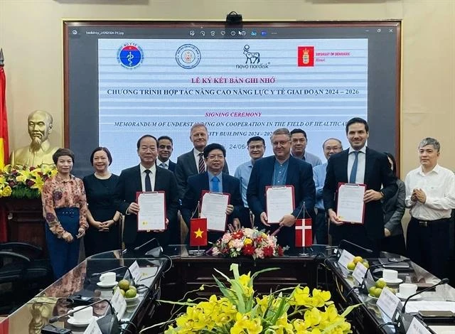 Los delegados firman un Memorando de Entendimiento para mejorar la calidad de los exámenes y tratamientos de enfermedades crónicas en Vietnam hasta 2026. (Foto: VNA)