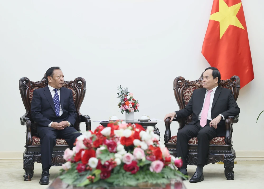 El viceprimer ministro Tran Luu Quang y el subdirector de la Comisión Estatal de Asuntos Étnicos de China, Bianba Zhaxi. (Fuente: VNA)