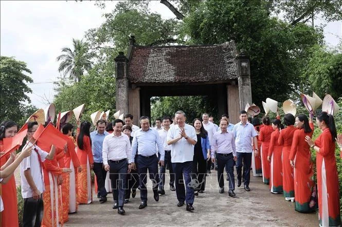 El presidente vietnamita To Lam visita la antigua aldea de Duong Lam. (Foto: VNA)