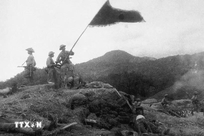 La bandera "Para luchar, para ganar" en el techo del búnker del general De Castries la tarde del 7 de mayo de 1954. (Foto de archivo: VNA)