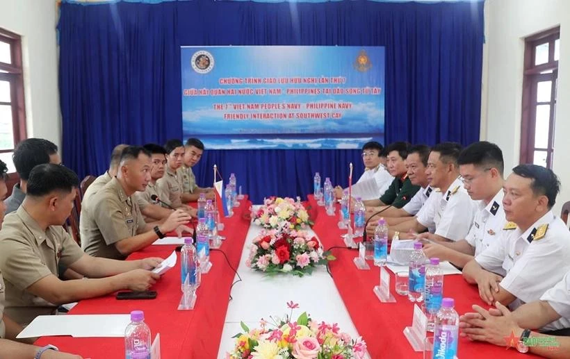 Las fuerzas navales de Vietnam y Filipinas se reúnen para compartir información en el intercambio de amistad en la isla Song Tu Tay el 10 de julio. (Foto: qdnd.vn)