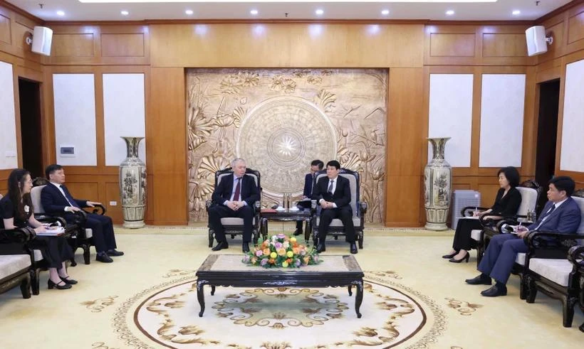 Luong Cuong, miembro del Buró Político y miembro permanente del Comité Central del Partido, recibió al vicepresidente del Partido Comunista de la Federación Rusa (KPFR), Leonid Kalashnikov. (Foto: VNA)