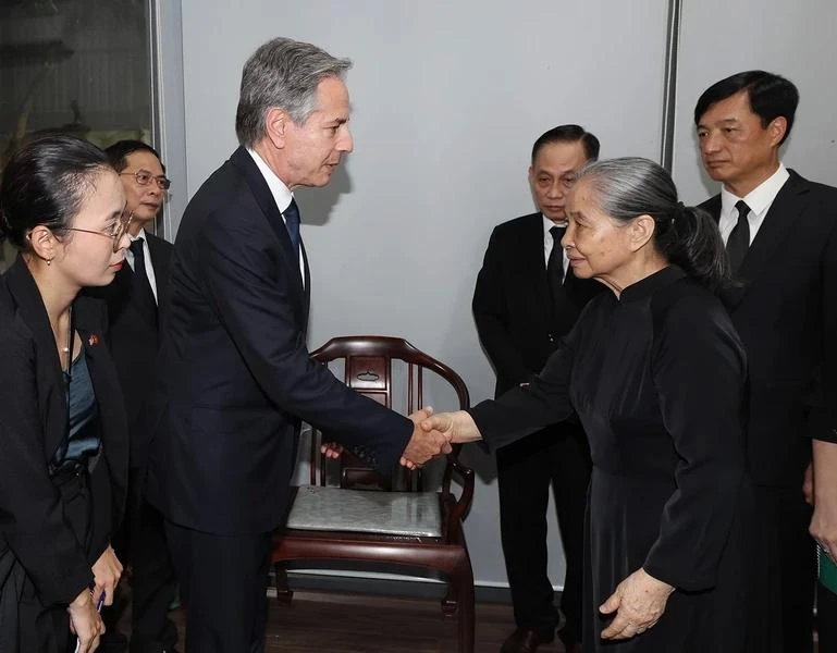 El secretario de Estado de Estados Unidos, Antony Blinken, expresa sus condolencias a la esposa del secretario general del Partido, Nguyen Phu Trong, Ngo Thi Man (derecha) (Foto: VNA)