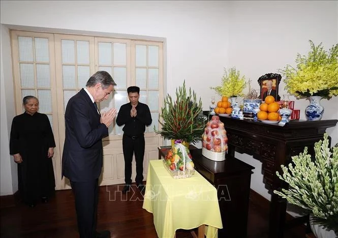 El secretario de Estado de Estados Unidos, Antony Blinken, ofrece incienso en homenaje al secretario general del Comité Central del Partido Comunista de Vietnam, Nguyen Phu Trong. (Foto: VNA)