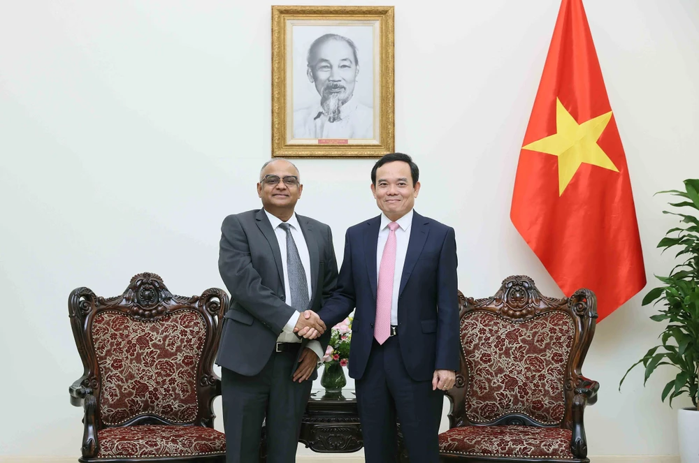 El viceprimer ministro Tran Luu Quang (derecha) y el director del BAD para Vietnam, Shantanu Chakraborty. (Foto: VNA)