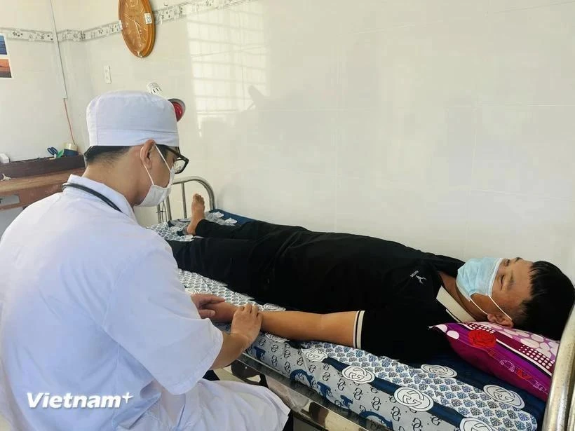 Un trabajador médico atiende a los pacientes en la clínica Vinh Hau A, distrito de Hoa Binh, provincia de Bac Lieu. (Foto: Vietnam+)