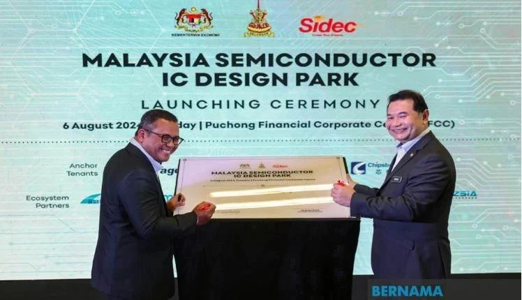 El ministro de Economía de Malasia, Rafizi Ramli (derecha), en la ceremonia de inauguración del Parque de Diseño de Circuitos Integrados de Semiconductores del país en Puchong el 6 de agosto. (Foto: Bernama)