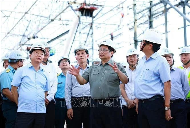 El primer ministro Pham Minh Chinh examina la construcción de la Terminal T3 del Aeropuerto Internacional de Tan Son Nhat en Ciudad Ho Chi Minh el 10 de agosto. (Foto: VNA)