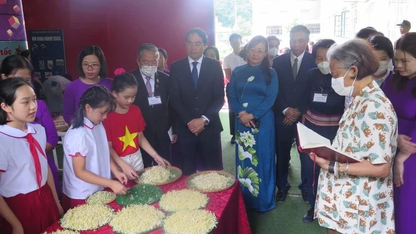 La princesa tailandesa Maha Chakri Sirindhorn y una delegación real tailandesa visitan la escuela primaria Nam Cuong en la provincia de Lao Cai, el 14 de agosto (Foto: VNA)