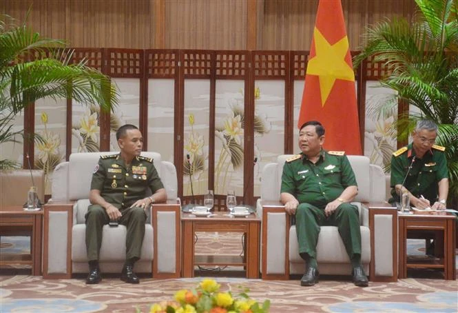 El subjefe del Estado Mayor General del Ejército Popular de Vietnam, coronel general Huynh Chien Thang, recibió a una delegación del Centro de Estudios de Estrategia Militar bajo el Comando General de las Fuerzas Armadas Reales de Camboya encabezada por su director, el general Kim Vanna. (Fuente: VNA)