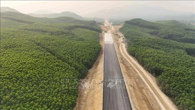 Un tramo de la autopista Norte-Sur que cruza la provincia de Ha Tinh. (Foto: VNA)