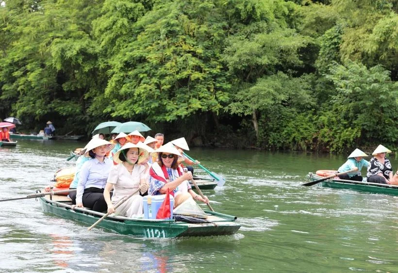 La presidenta del Senado australiano, Sue Lines (con una bufanda) y la vicepresidenta de la Asamblea Nacional, Nguyen Thi Thanh, visitan el sitio de ecoturismo de Trang An en la provincia de Ninh Binh (Foto: VNA)