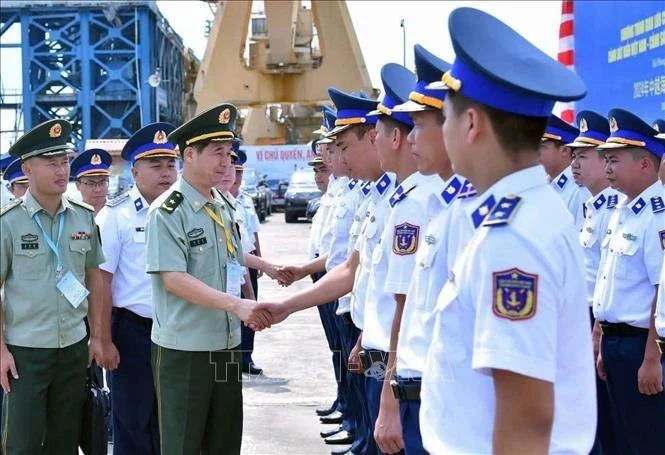 El general de división Liu Houjie (segundo desde la izquierda, primer plano), comisario político adjunto de la Guardia Costera de China, visita el barco 8004 del Escuadrón 11 del Comando de la Región 1 de la Guardia Costera de Vietnam. (Foto: VNA)