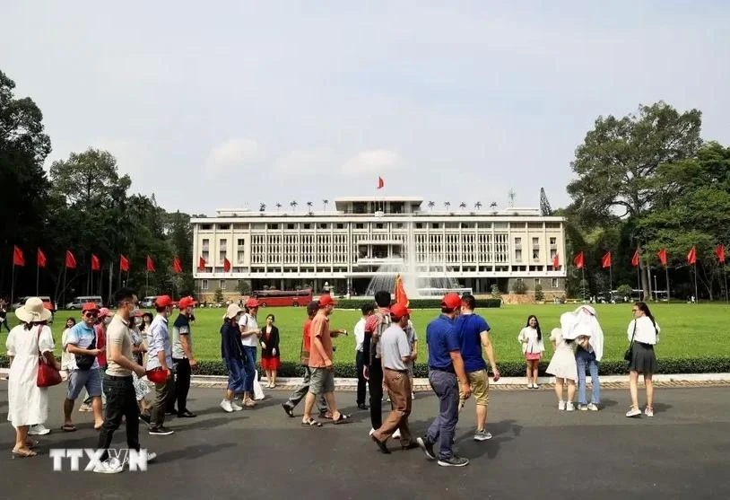 La gente visita el Palacio de la Independencia en Ciudad Ho Chi Minh con motivo del Día Nacional. (Foto: VNA)