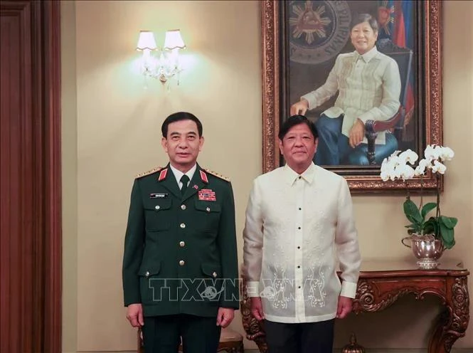 El ministro de Defensa Nacional de Vietnam, general Phan Van Giang (izquierda) y el presidente filipino, Ferdinand Romualdez Marcos Jr. (Foto: VNA)