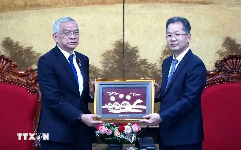 El secretario del Comité del Partido de la ciudad de Da Nang, Nguyen Van Quang (derecha), entregó un recuerdo al vicepresidente de la Asamblea Nacional de Laos, Sommad Pholsena. (Foto: VNA)